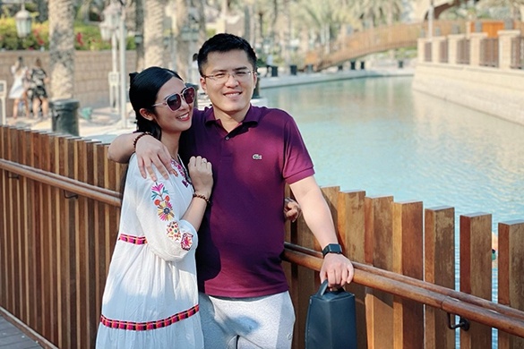 Khoanh khac cua Hoa hau Ngoc Han ben chong sap cuoi hinh anh