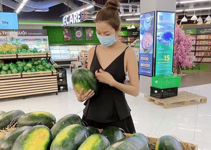 Tang Thanh Ha mua 200 kg, Tra My mua 100 kg dua hau ung ho nguoi dan hinh anh