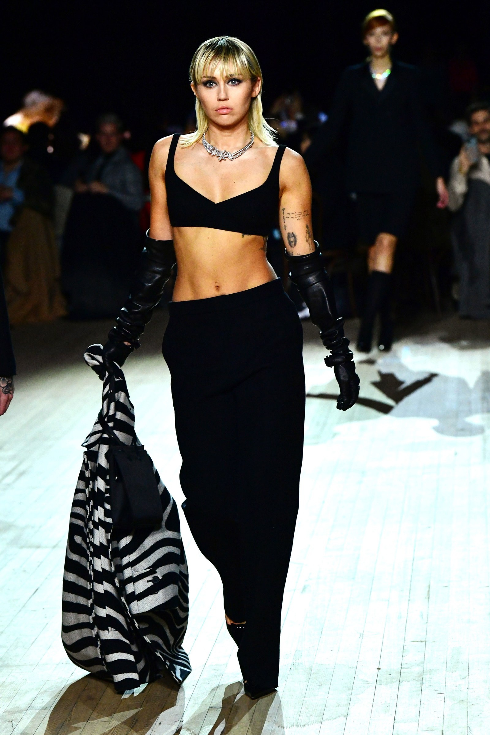 Miley Cyrus diễn thời trang  ảnh 1 Miley Cyrus dien thoi trang anh 1