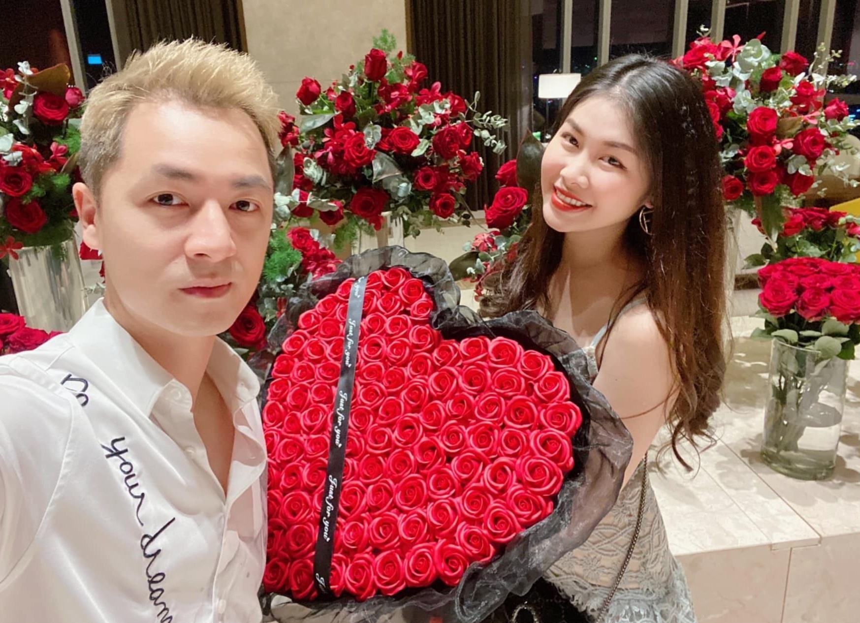 Sao Viet khoe hang hieu, hoa hong duoc tang ngay Valentine hinh anh