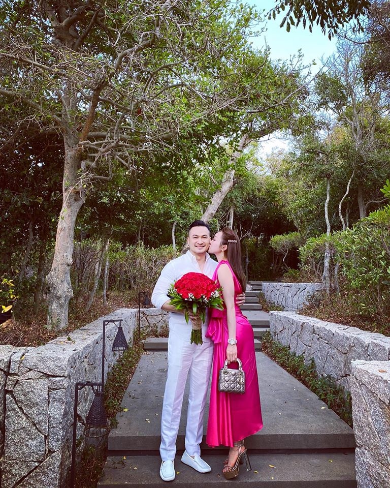 sao viet tang qua ban gai ngay Valentine anh 1