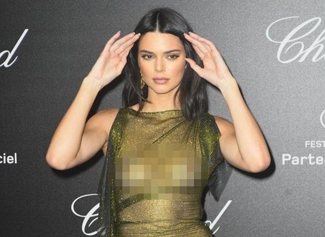 Loat sao nu bi chi trich vi co y mac ho, khoe than hinh anh