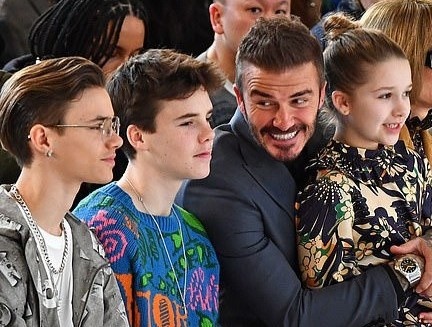 Hai con trai gay chu y khi den xem show cua Victoria Beckham hinh anh