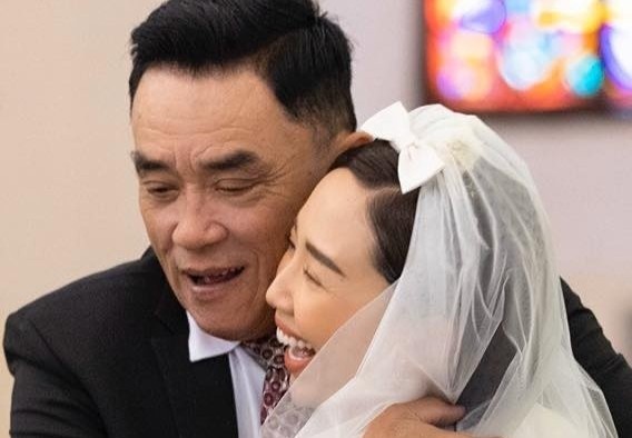 Cha Toc Tien lan dau dang anh ben con gai trong le cuoi hinh anh