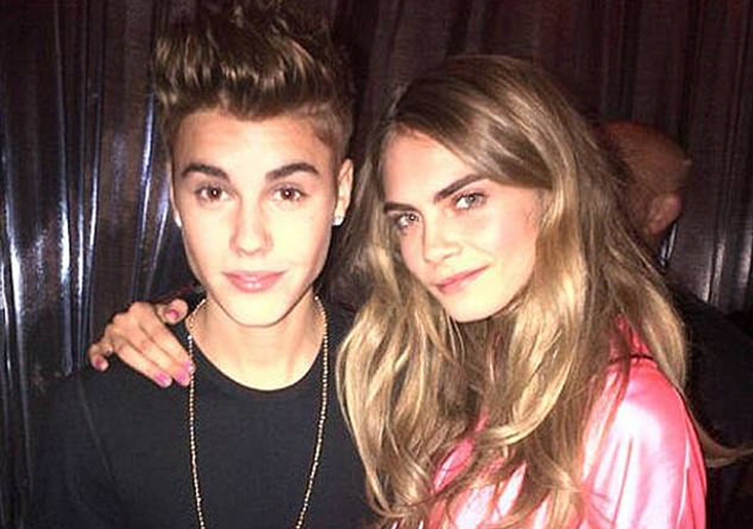 Cara Delevingne dan mat Justin Bieber hinh anh