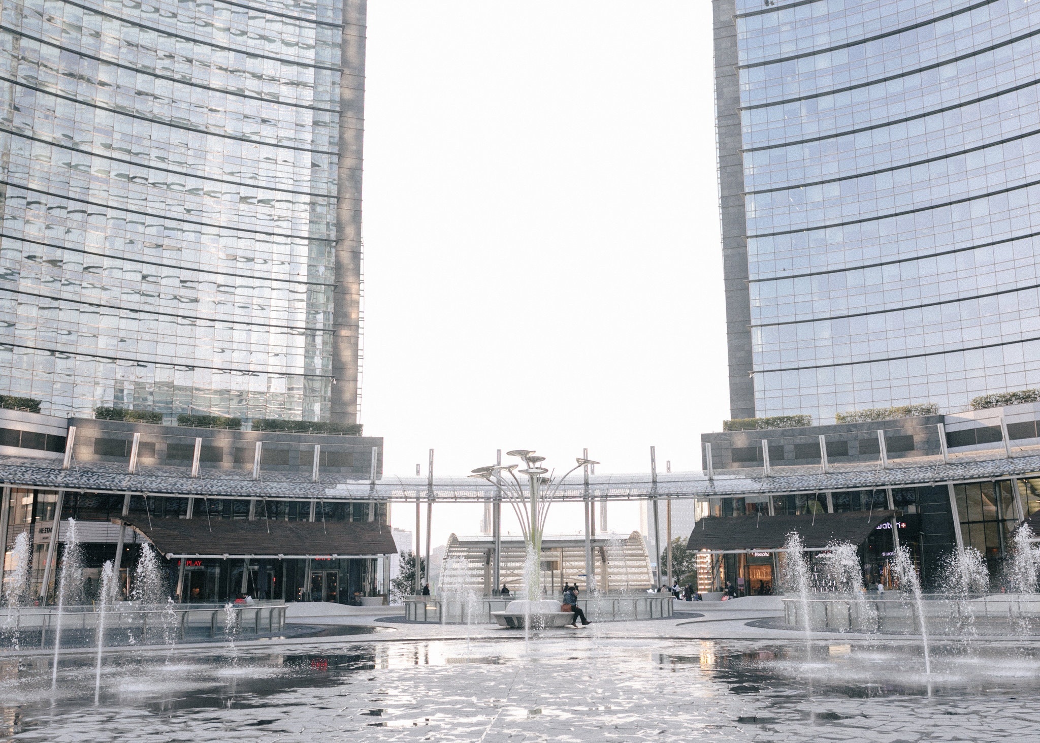 covid-19 tan pha nganh thoi trang anh 1