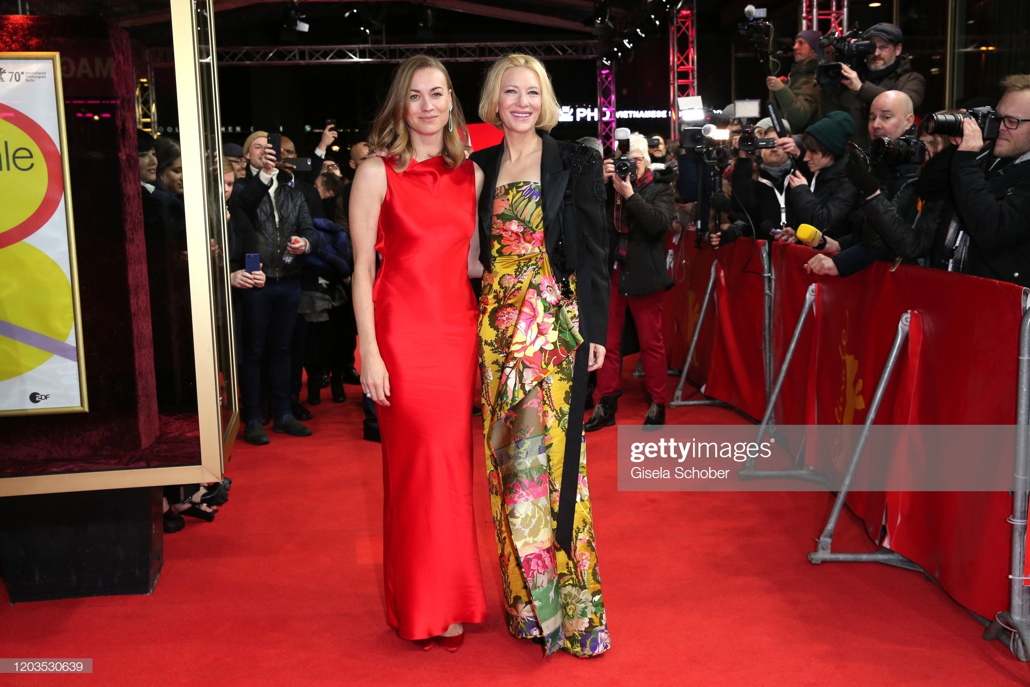 sao nu suyt lo hang tren tham do anh 10