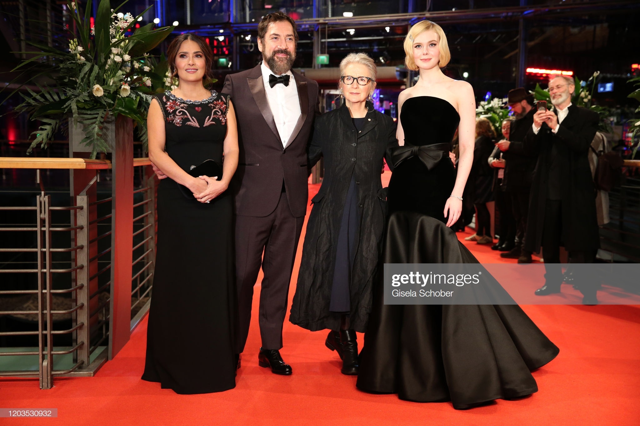 sao nu suyt lo hang tren tham do anh 7