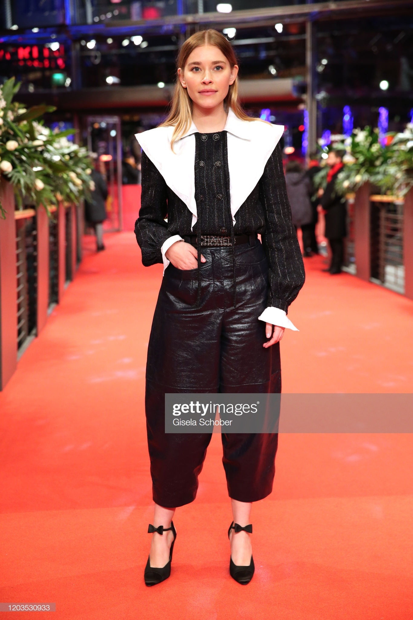 sao nu suyt lo hang tren tham do anh 12