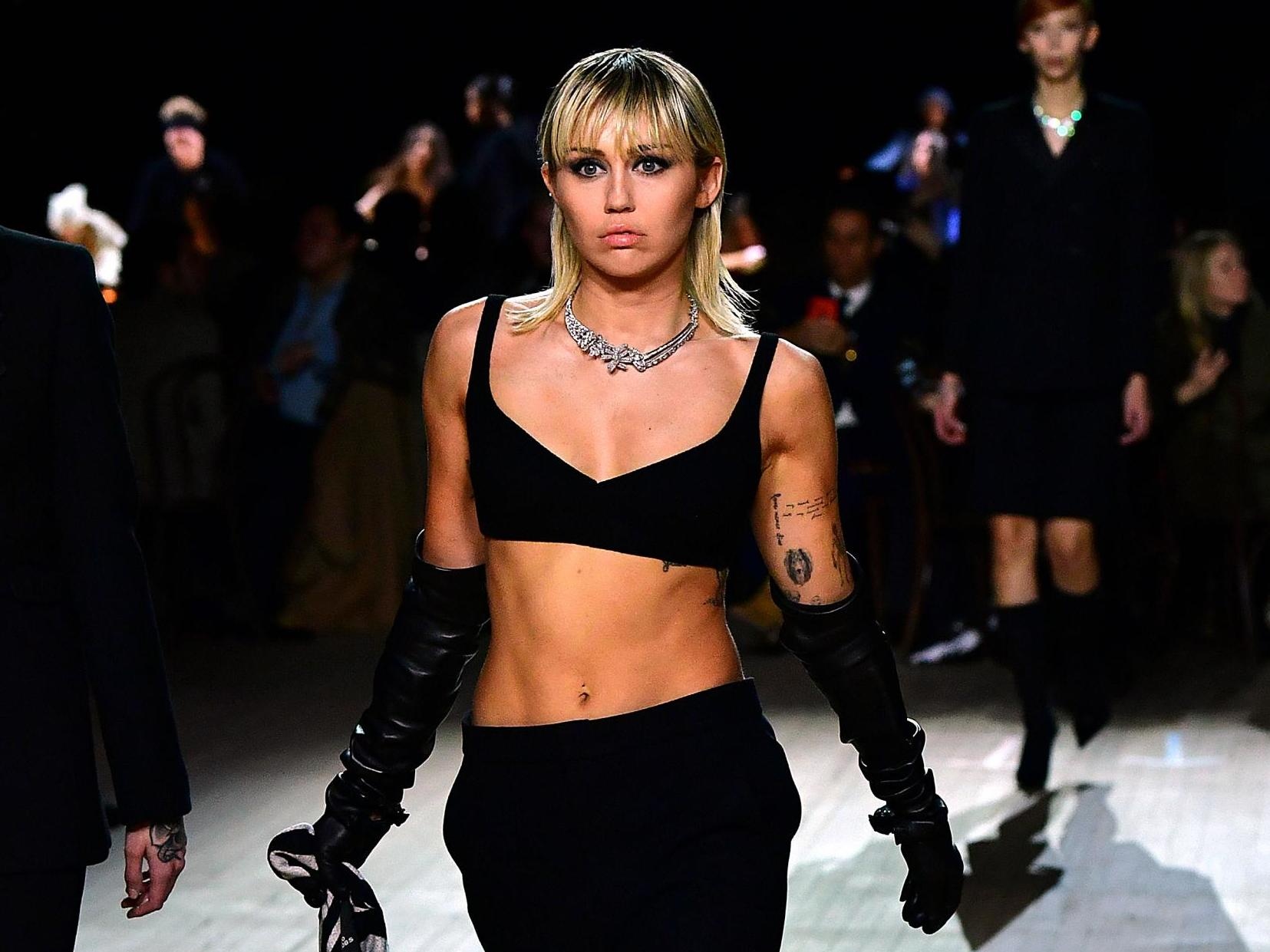 miley cyrus noi loan anh 1