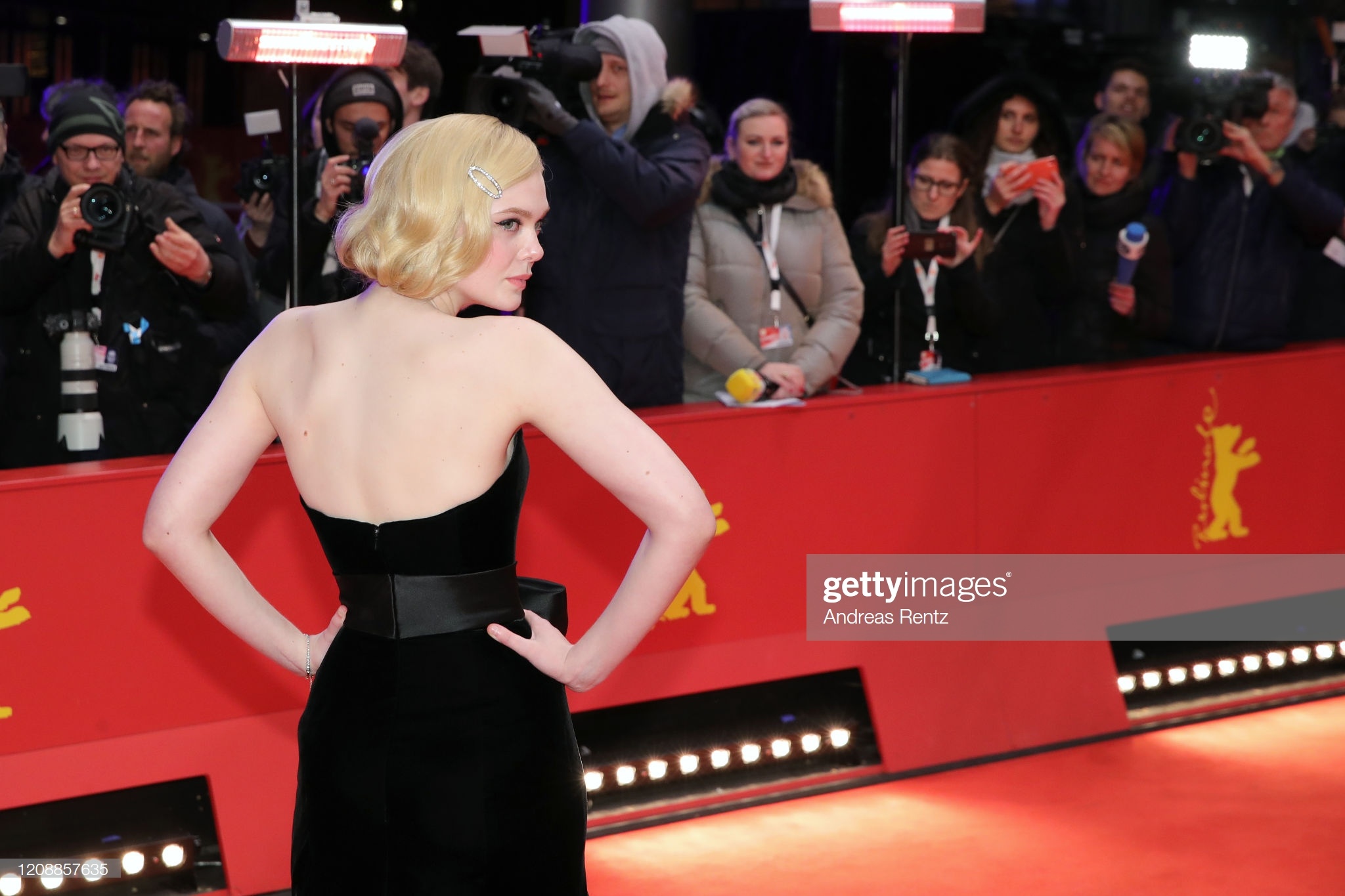 sao nu suyt lo hang tren tham do anh 6