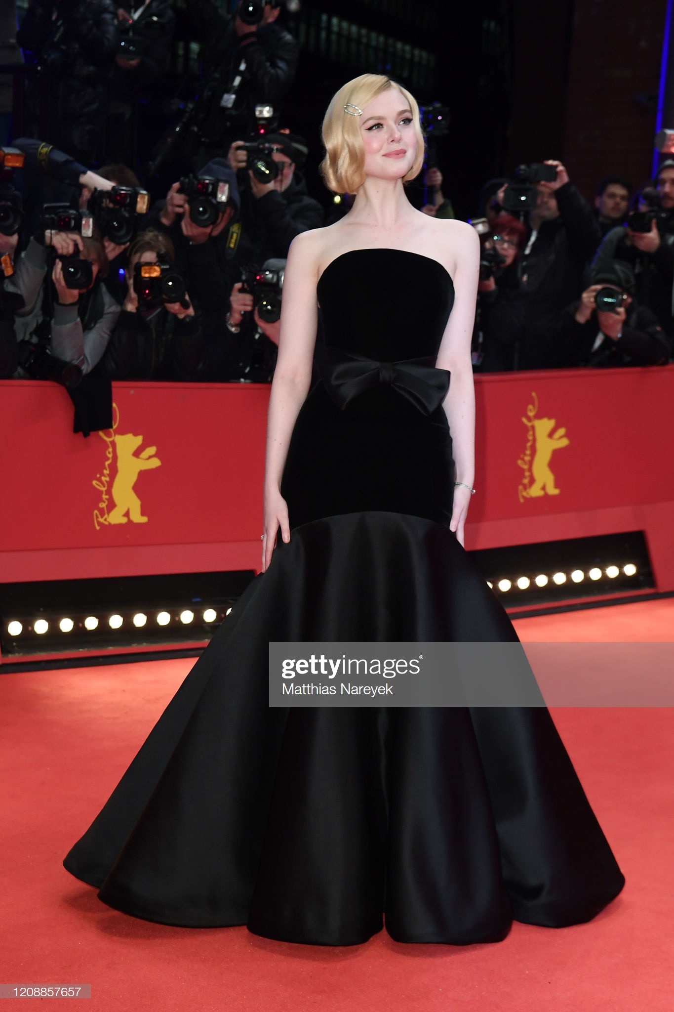 sao nu suyt lo hang tren tham do anh 4