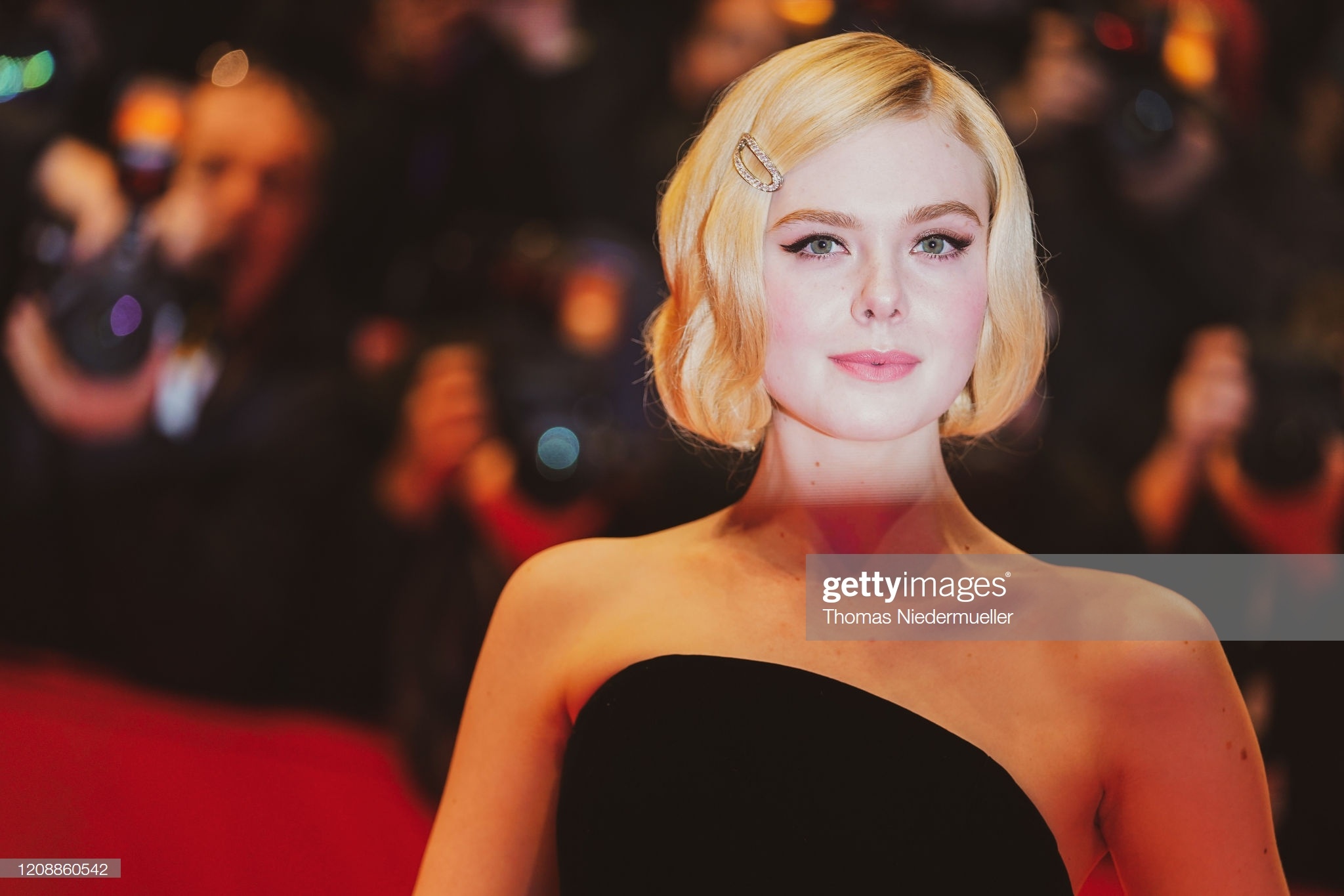 sao nu suyt lo hang tren tham do anh 3