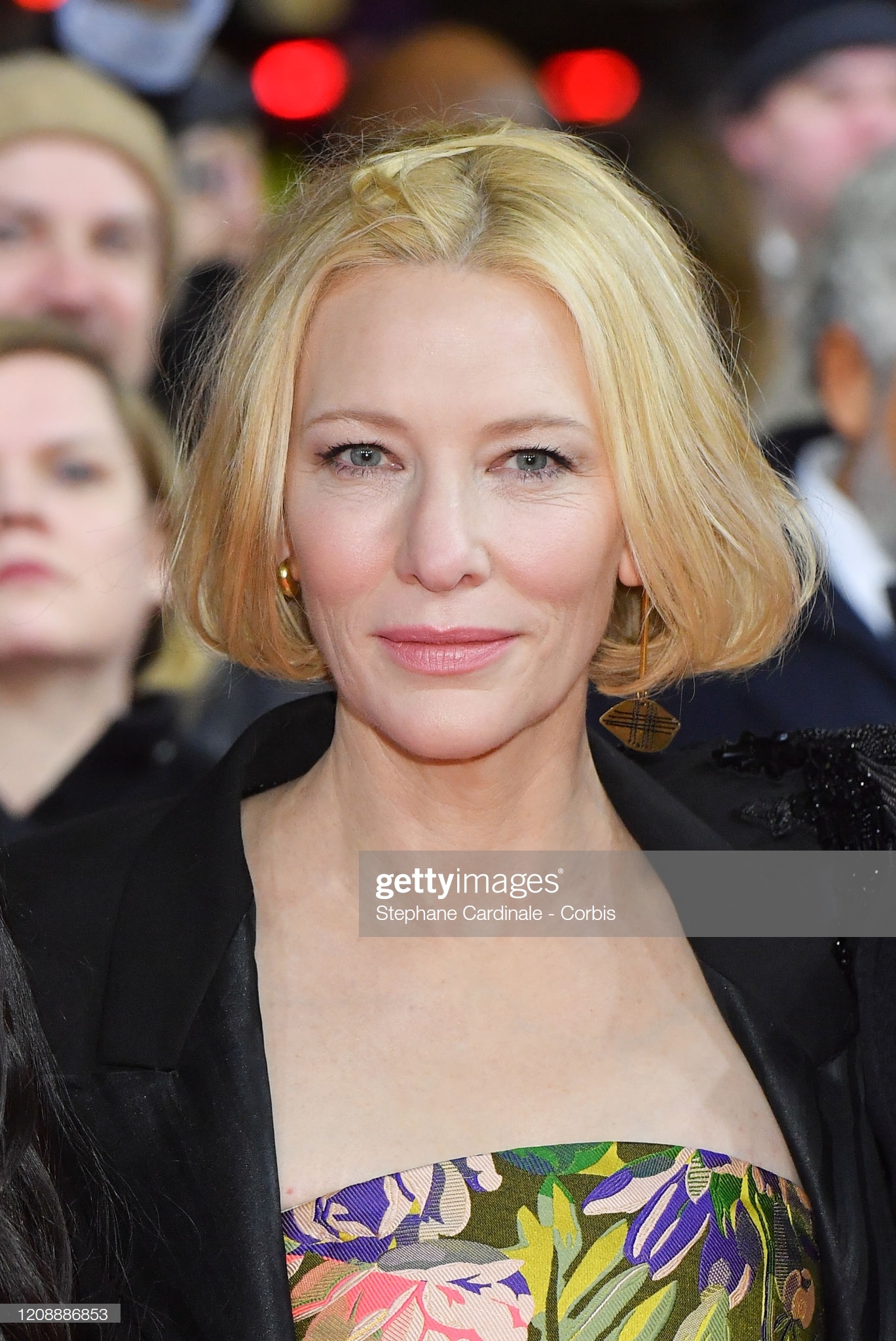 sao nu suyt lo hang tren tham do anh 9