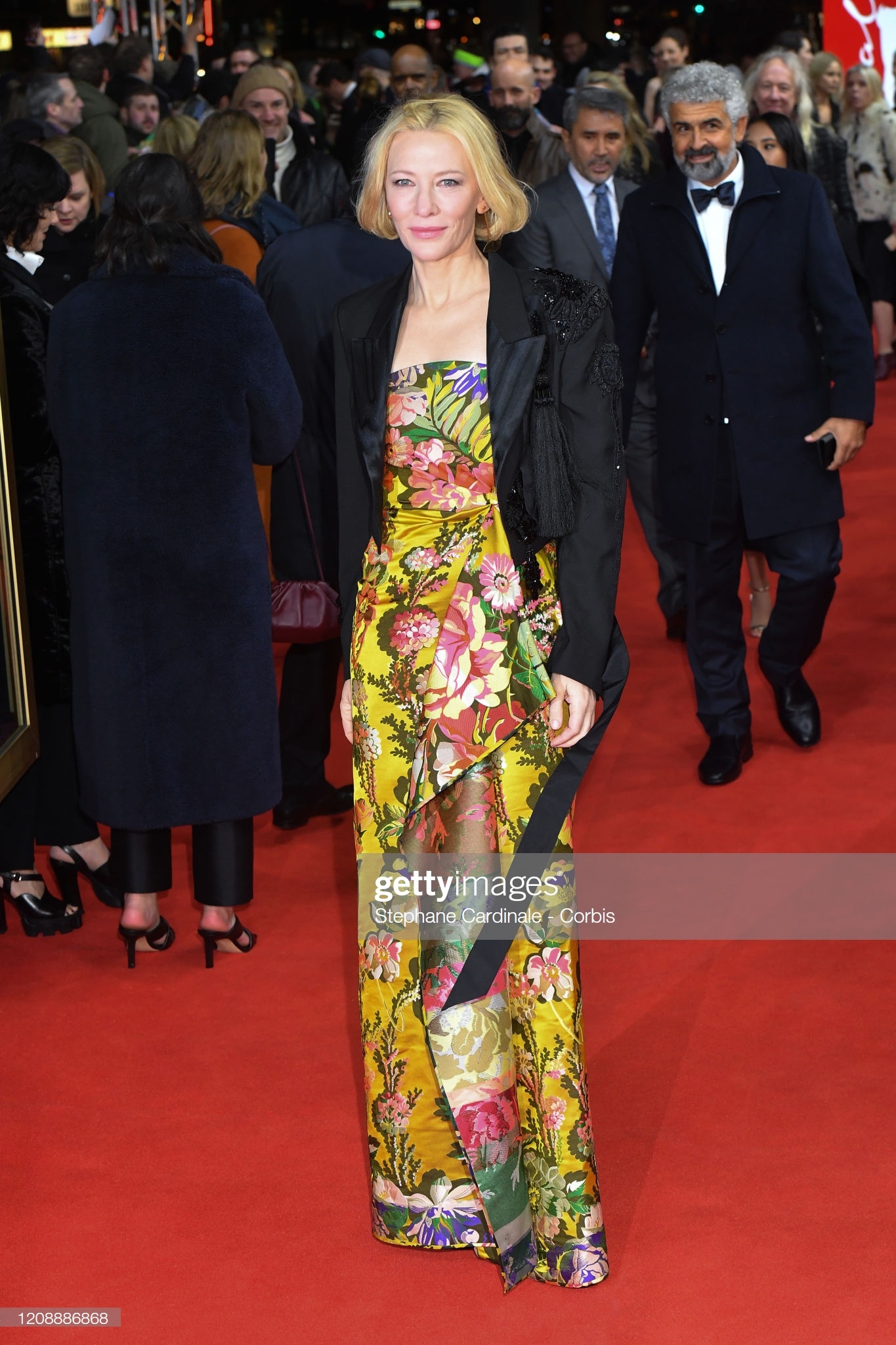 sao nu suyt lo hang tren tham do anh 8