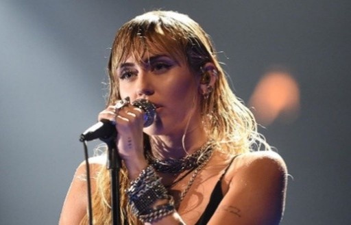 Miley Cyrus hat ve moi tinh do vo voi Liam Hemsworth hinh anh