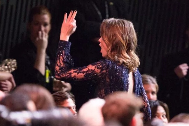 Dien vien bo ve khi dao dien au dam thang giai hinh anh