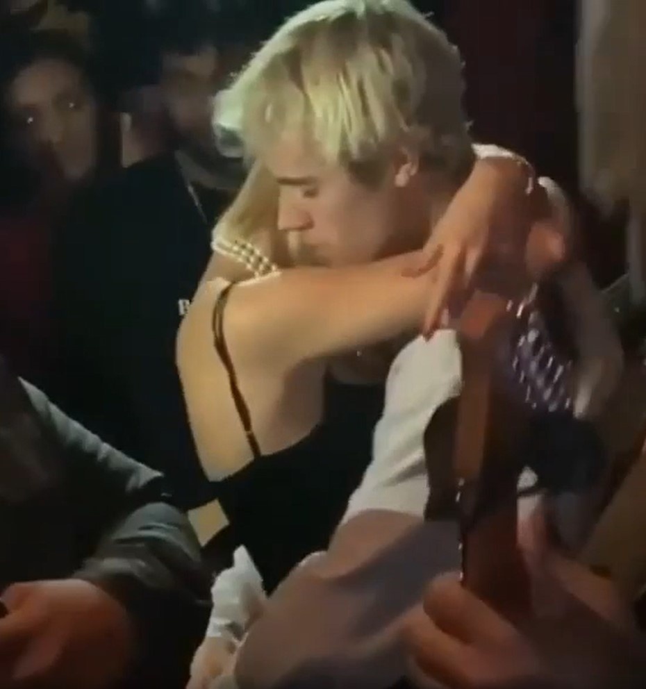 justin bieber hon vo trong sinh nhat anh 2