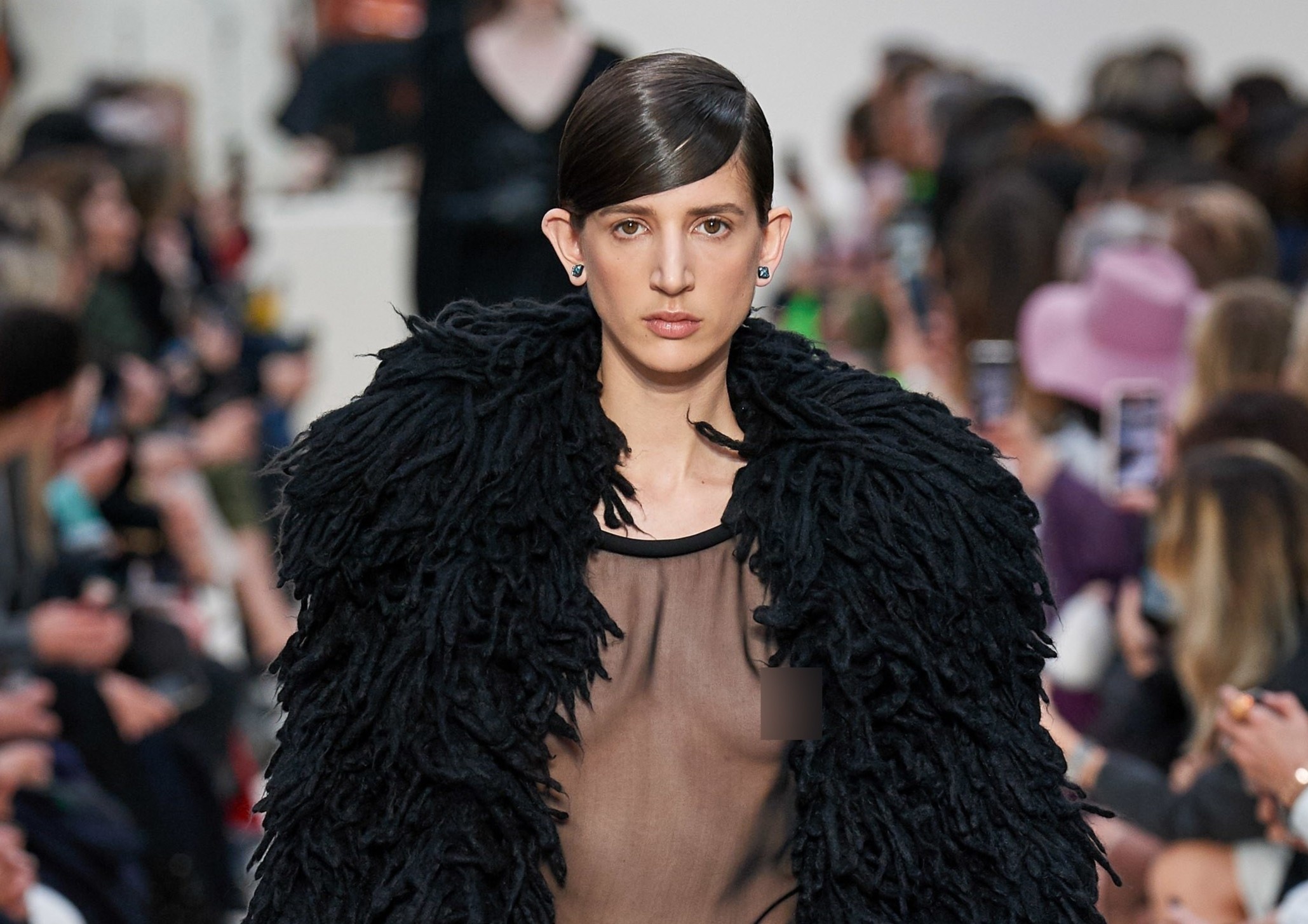 Dan mau nguc tran dien catwalk hinh anh