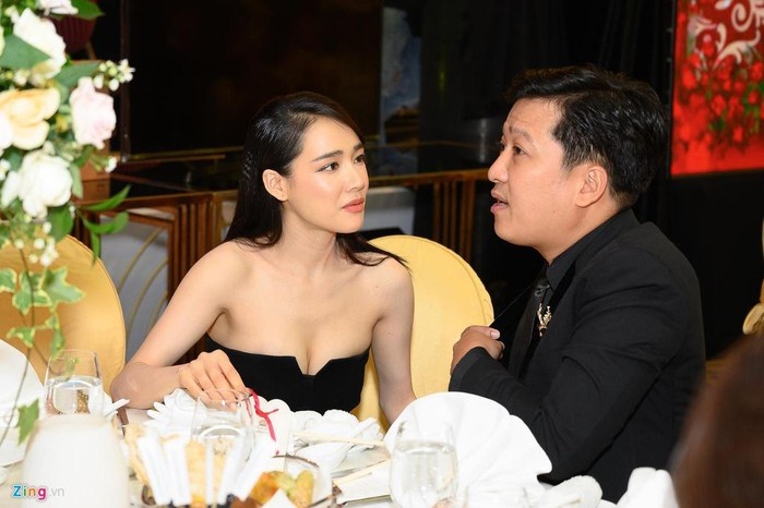 Nha Phuong mo hop qua cua Truong Giang hinh anh