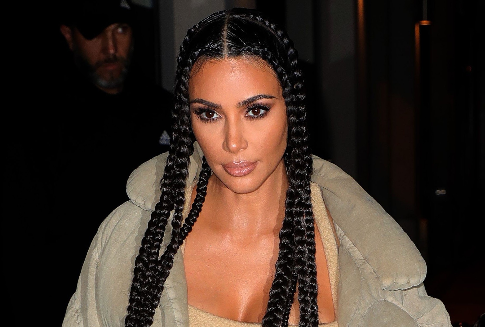 Kim Kardashian bi chi trich vi lang xe toc ben day thung hinh anh