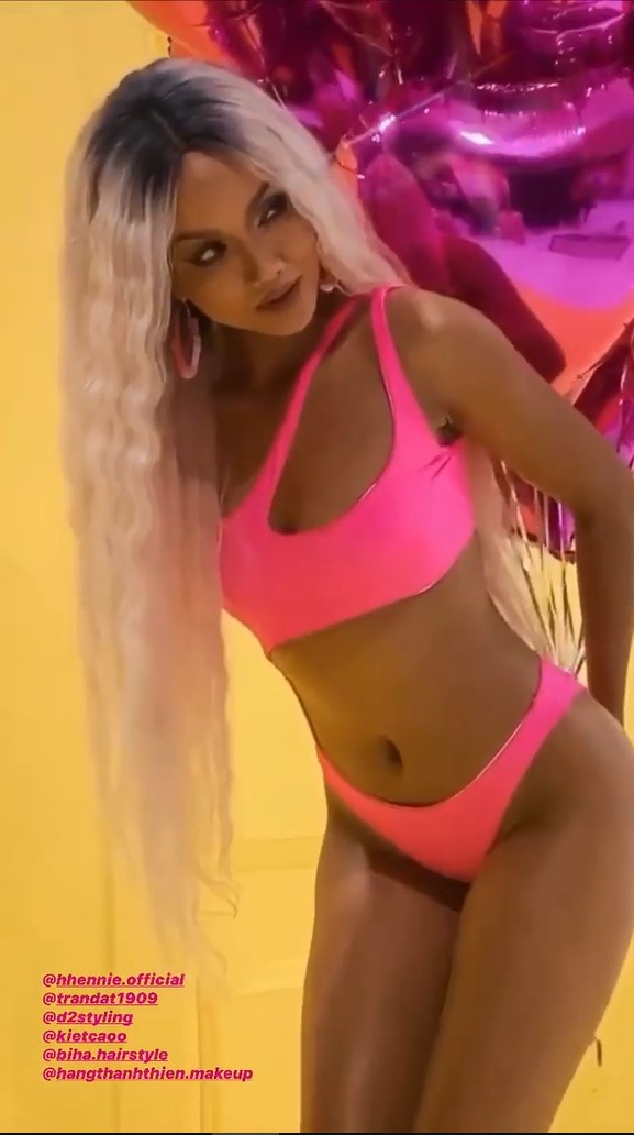 h'hen nie khoe dang voi ao tam anh 2