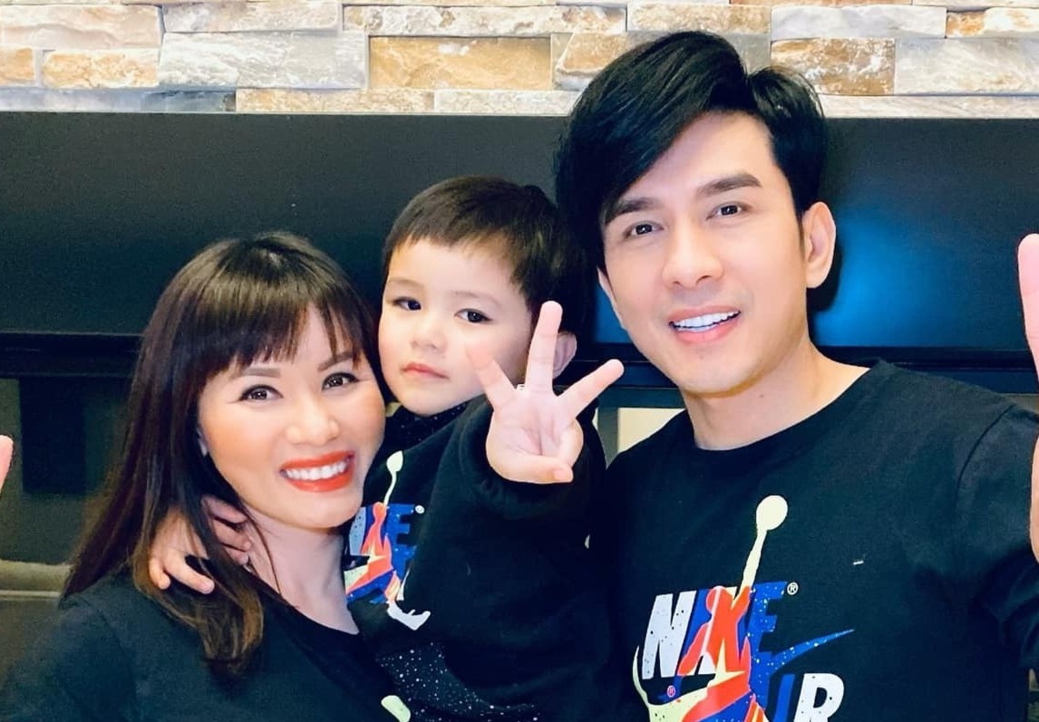 Nghe si Viet song o My xep hang dai tai sieu thi de mua do an tich tru hinh anh