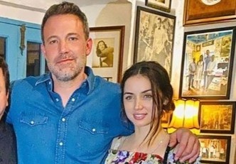 Ben Affleck hen ho Bond Girl kem 16 tuoi hinh anh