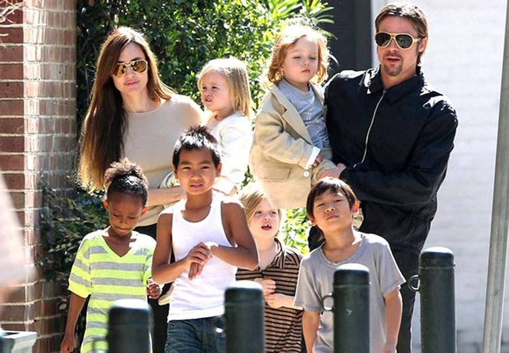 angelina jolie va brad pitt cham soc con anh 2
