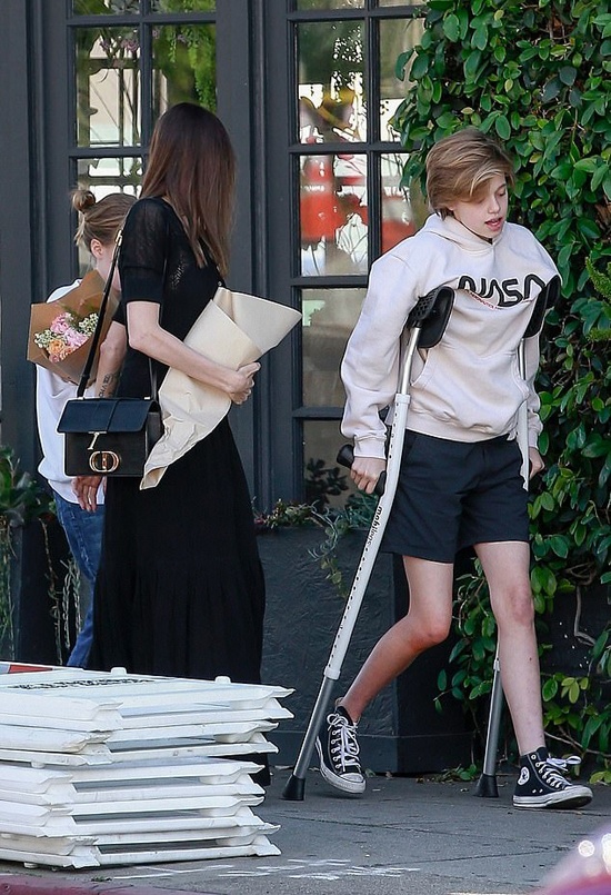 angelina jolie va brad pitt cham soc con anh 1