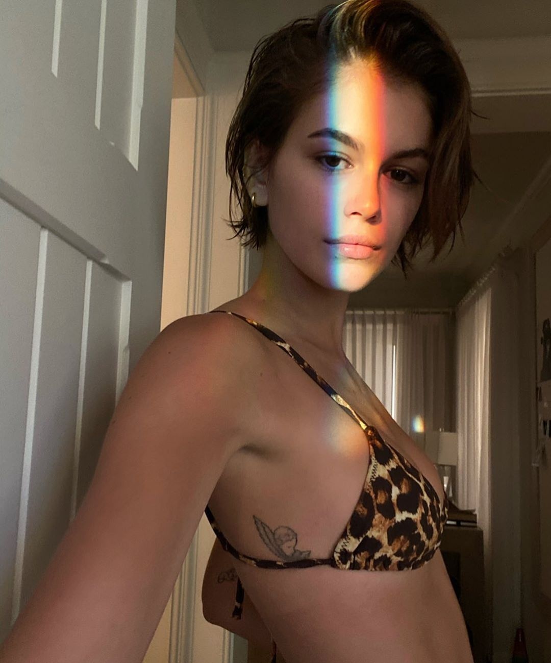 kaia gerber mac ho nguc anh 4