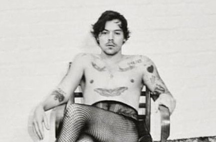 Harry Styles coi tran va mang tat luoi hinh anh