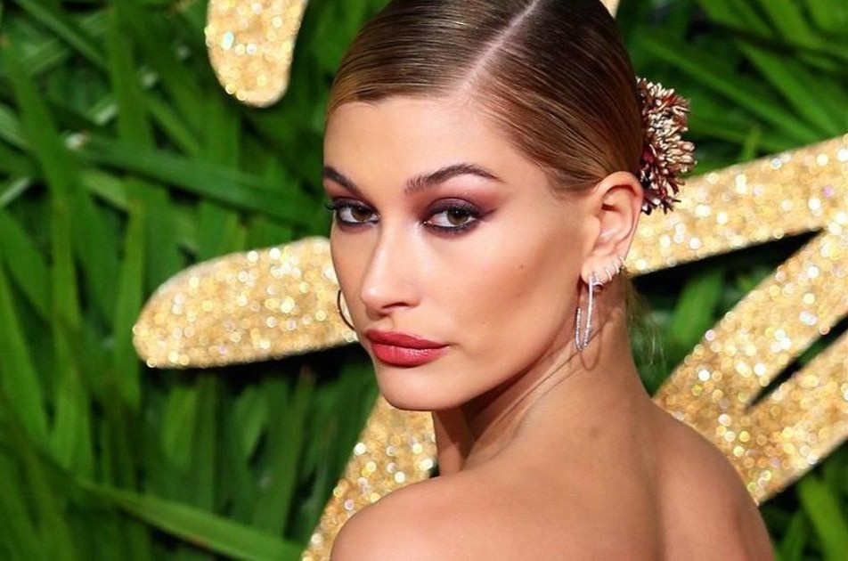 Y nghia hinh xam tren co the Hailey Bieber hinh anh