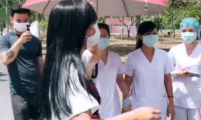 Chau Bui quay lai benh vien da chien o Cu Chi hinh anh