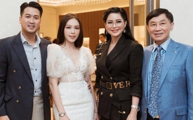 Ong Johnathan Hanh Nguyen tang qua va cam on Linh Rin hinh anh