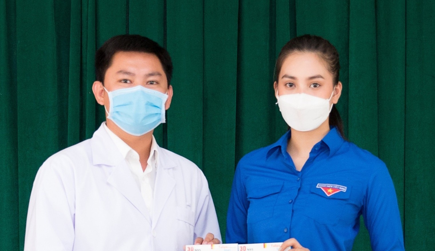 Tieu Vy trao hien vat tri gia 400 trieu dong cho Benh vien da chien hinh anh