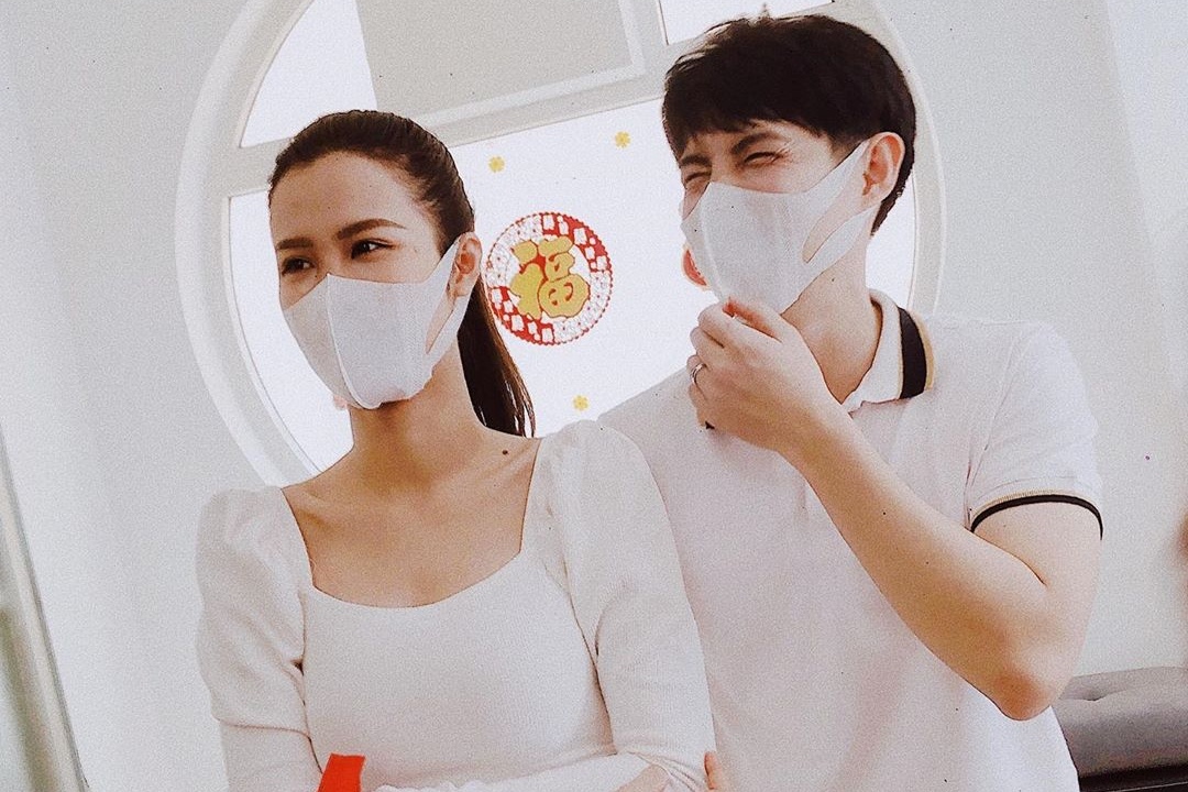 Vo chong Dong Nhi trao tang 35.000 khau trang chong dich hinh anh