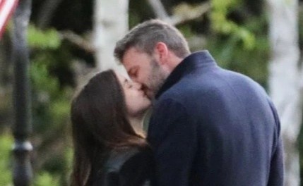 Ben Affleck hon ban gai kem 16 tuoi hinh anh