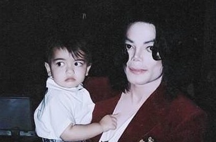 Con trai Michael Jackson o an sau khi bo mat hinh anh