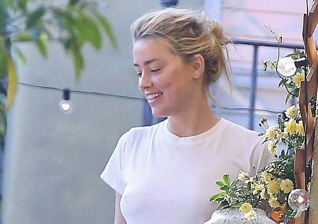 Amber Heard xuat hien vui ve sau khi lo anh ngoai tinh hinh anh