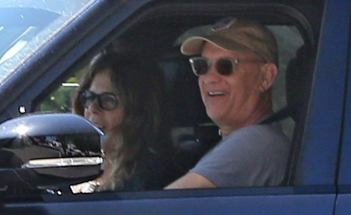 Vo chong Tom Hanks vui ve ra duong sau thoi gian nhiem benh hinh anh