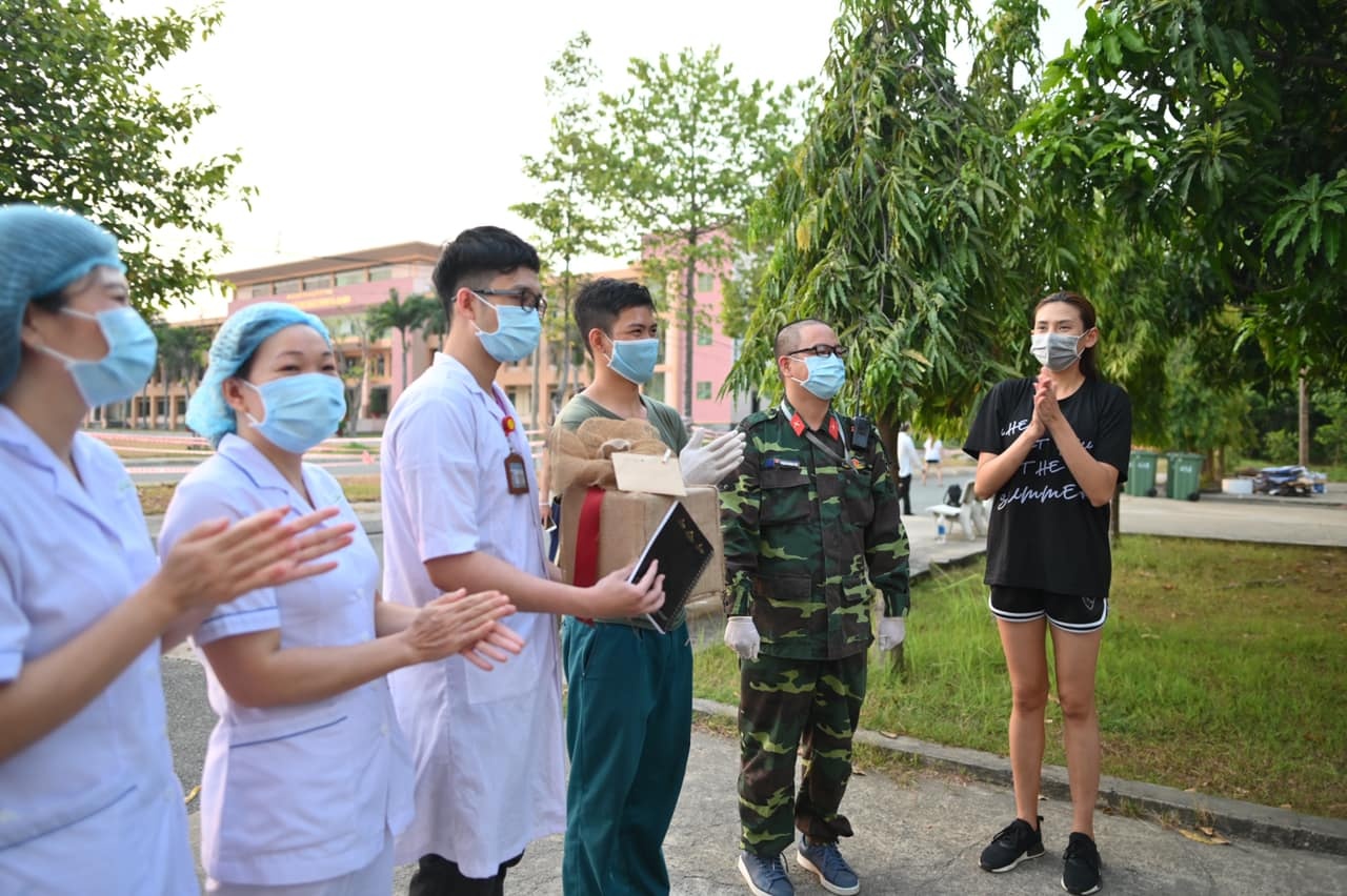 Vo Hoang Yen quyen gop cho khu cach ly hinh anh