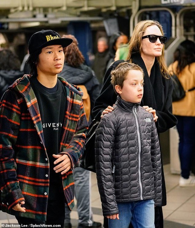 Angelina Jolie sau ly hon Brad Pitt anh 4