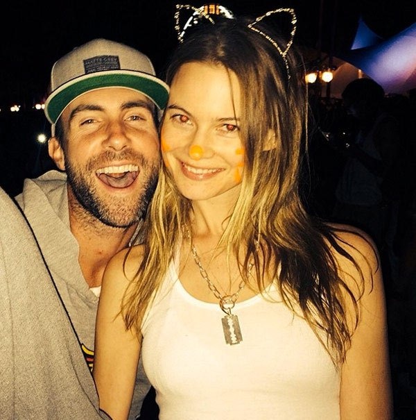 adam levine va Behati Prinsloo anh 2