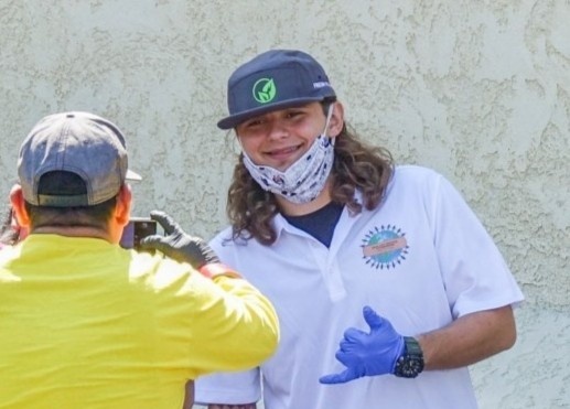 Con trai Michael Jackson phat thuc an mien phi cho nguoi ngheo hinh anh