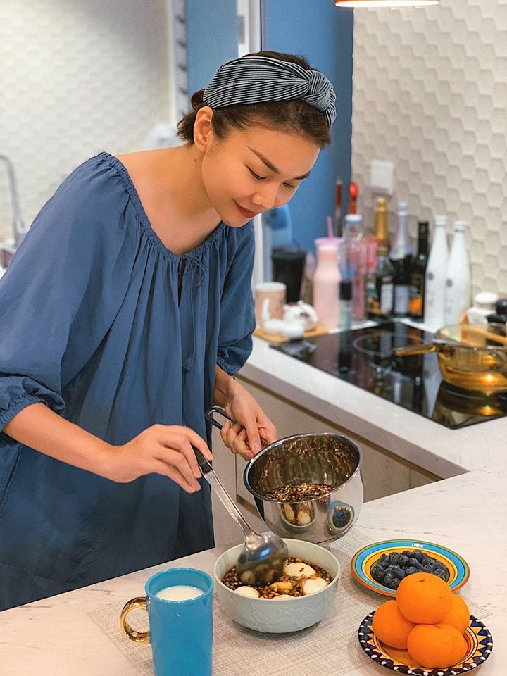 sao Viet duoc khen nau an gioi anh 2