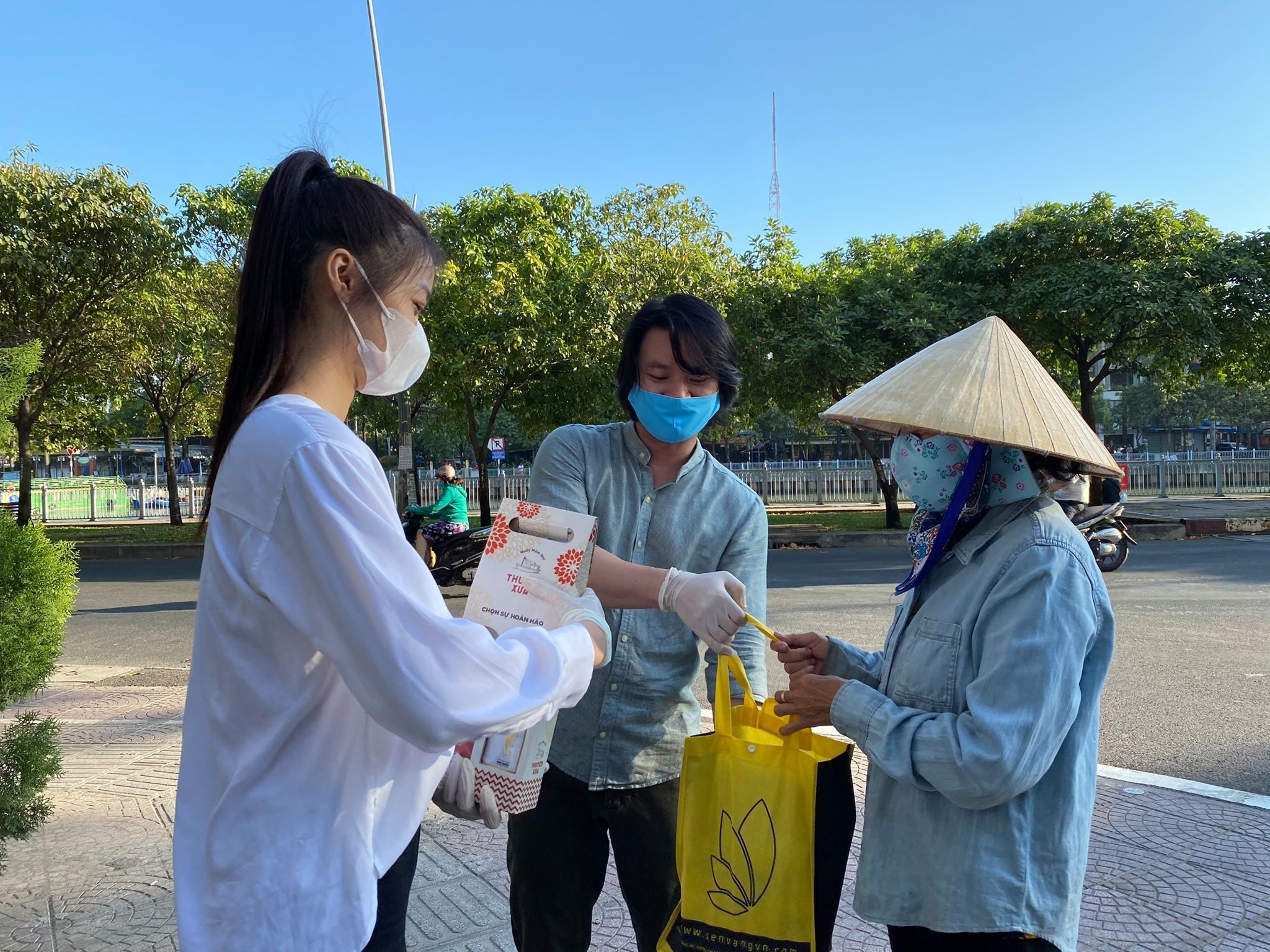 A hau Kieu Loan trao qua cho nguoi ban ve so hinh anh