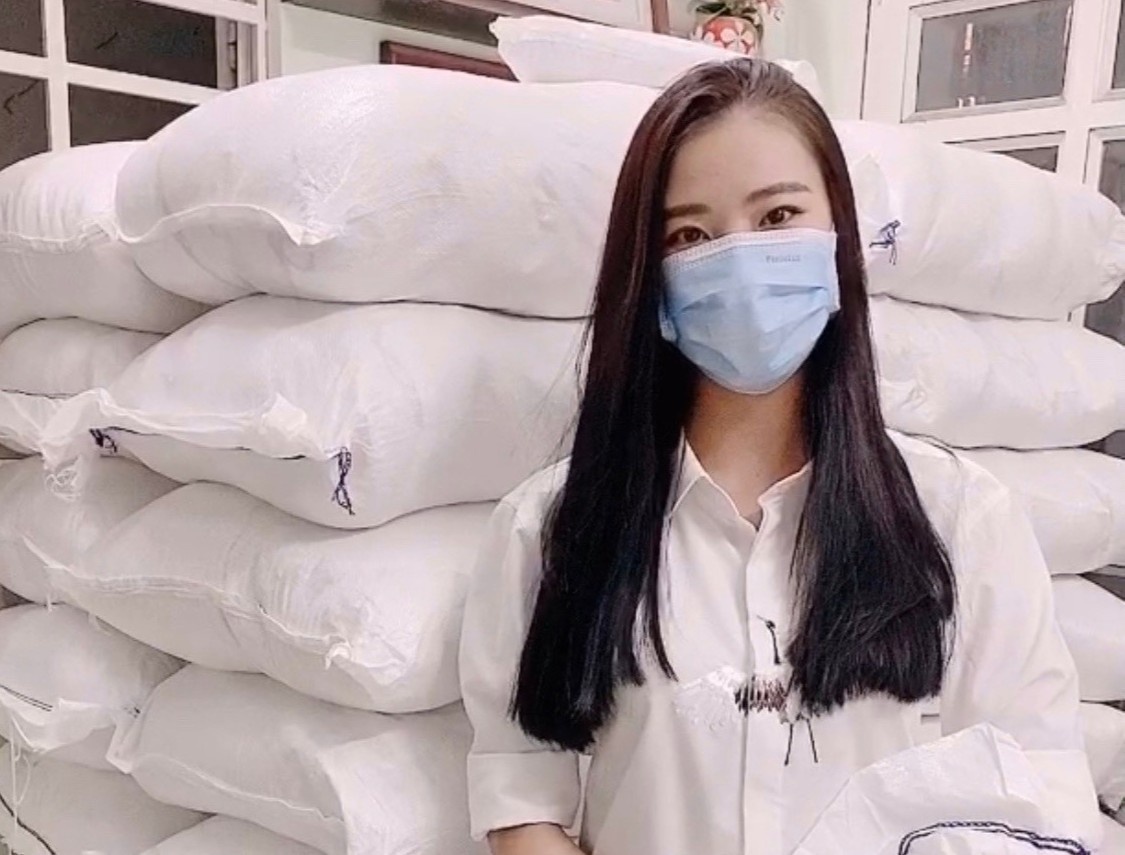 A hau Kim Duyen tang 5 tan gao cho nguoi ngheo hinh anh