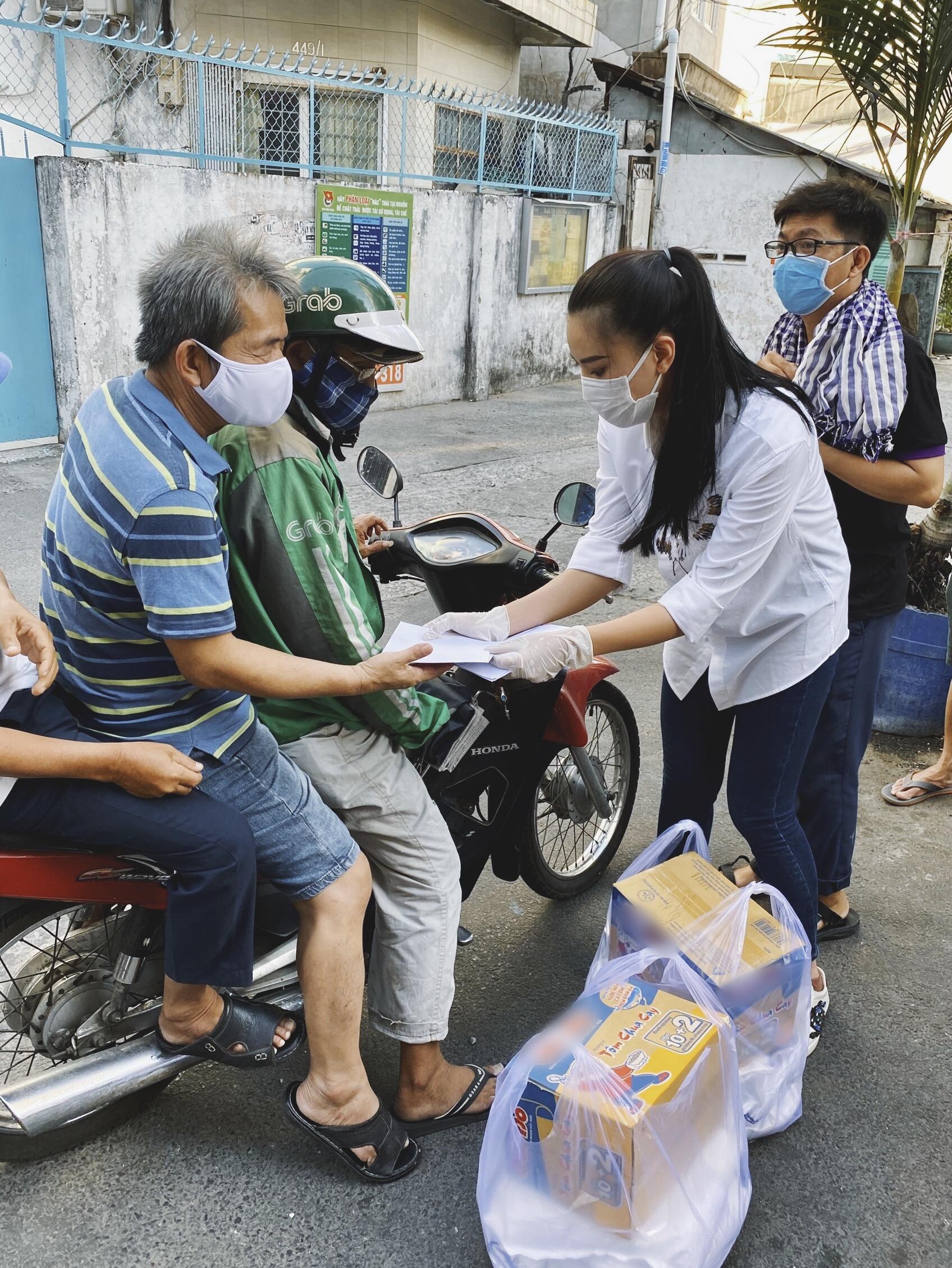 Kim Duyên tặng 5 tấn gạo ảnh 2 Kim Duyen tang 5 tan gao anh 2