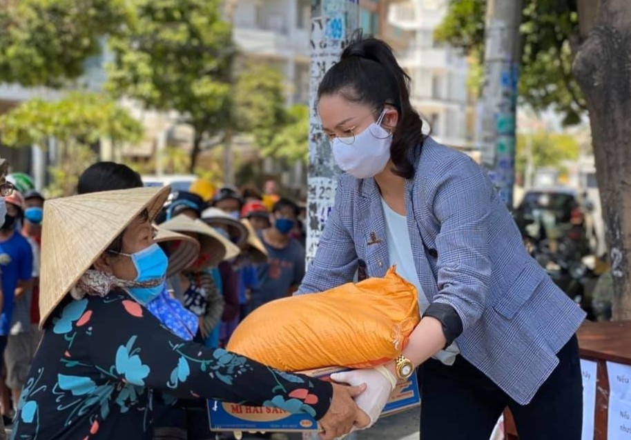 Nhat Kim Anh, Viet Huong tang gao cho nguoi ngheo trong mua dich hinh anh
